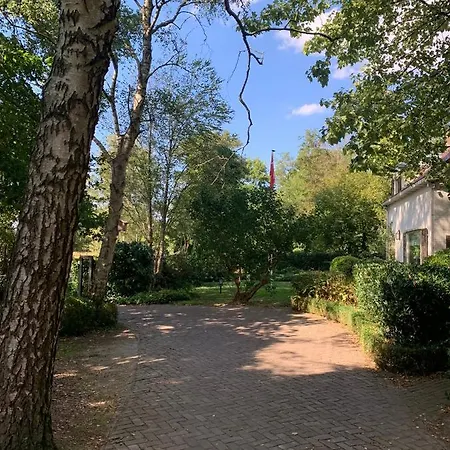 布雷达泰姆奥特住宿加早餐旅馆 *